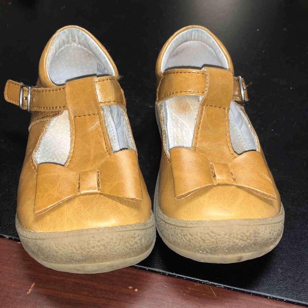 L’Amour tan Mary Janes with bow!